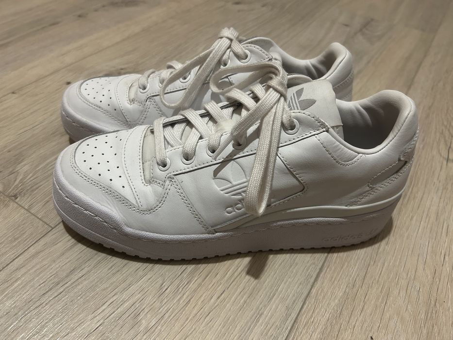Białe buty adidas