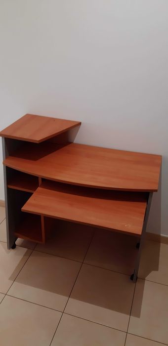 Secretária com prateleiras