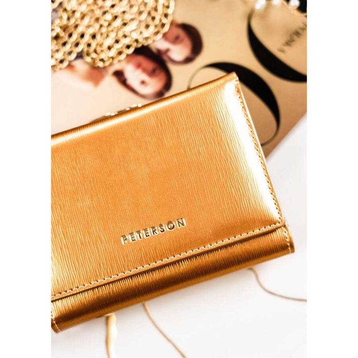Modny portfel damski złoty z lakierowanej skóry naturalnej