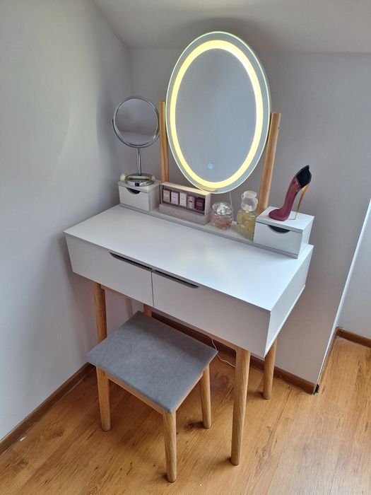 Toaletka z podświetlanym lustrem