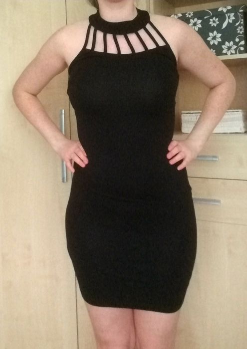 Sukienka mała czarna dopasowana pod szyję paski S