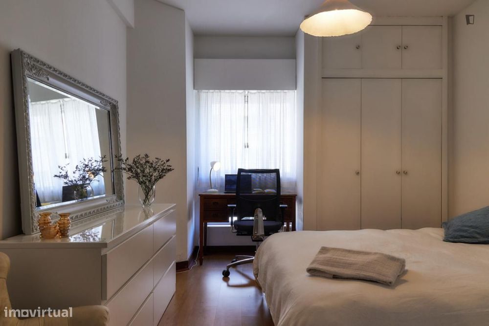 Quarto - localizado em Algés Lisbon