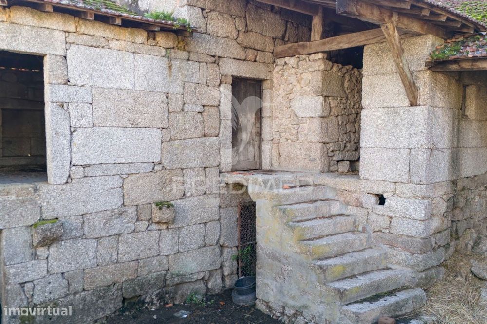 MORADIA rústica em Pedra