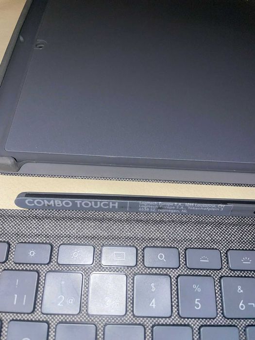 Teclado Logitech Combo para iPad (7.ª, 8.ª, 9.ª geração