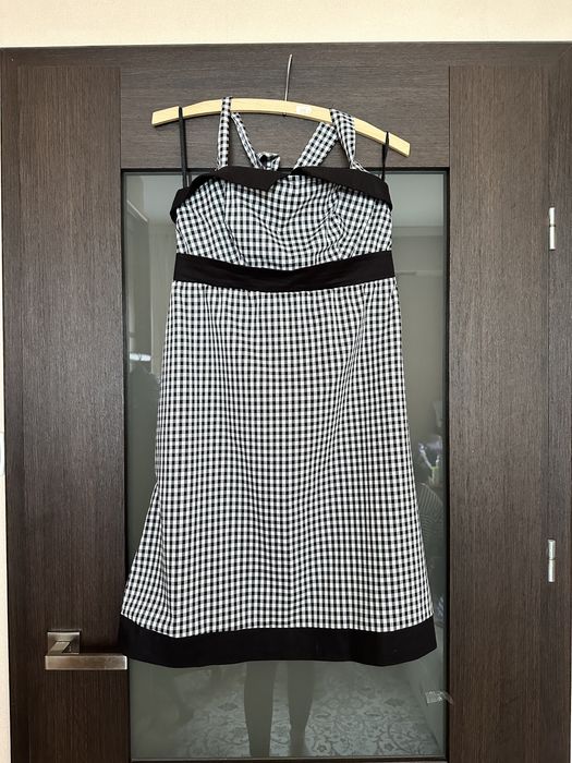 Sukienka w czarno biała kratę