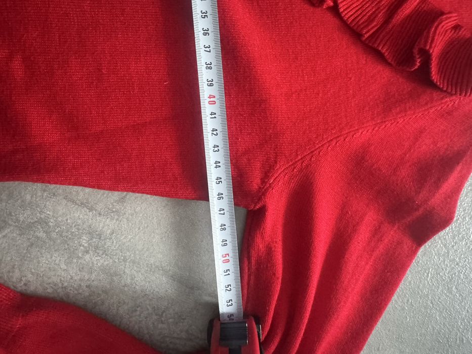 Sweter czerwony z falbanka