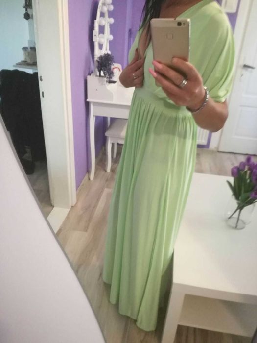 Sukienka maxi z  z wycięciem.