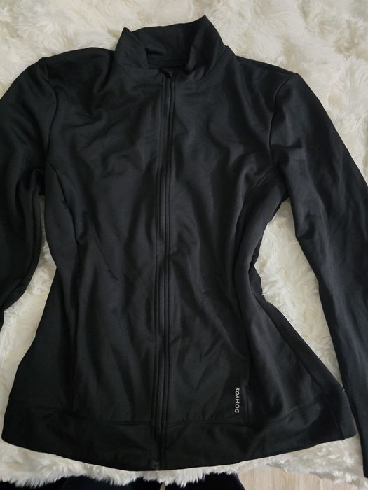 Várias peças de roupa em bom estado