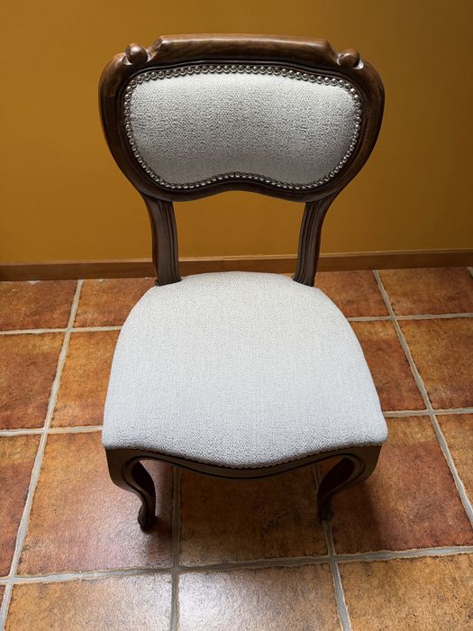 Mesa de jogo com cadeiras