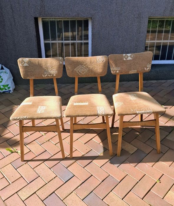 Krzesła drewniane w stylu retro PRL