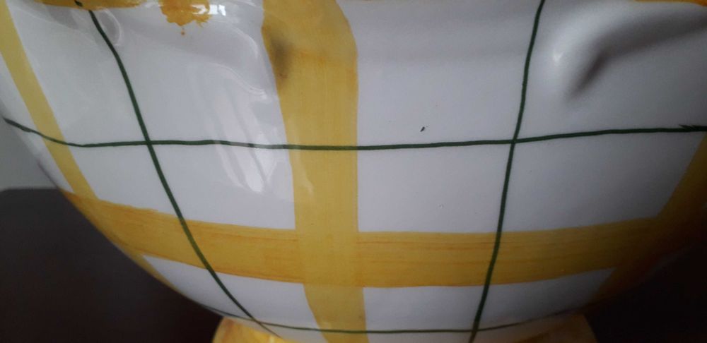 Cesta amarela e branca, com risca fina em verde