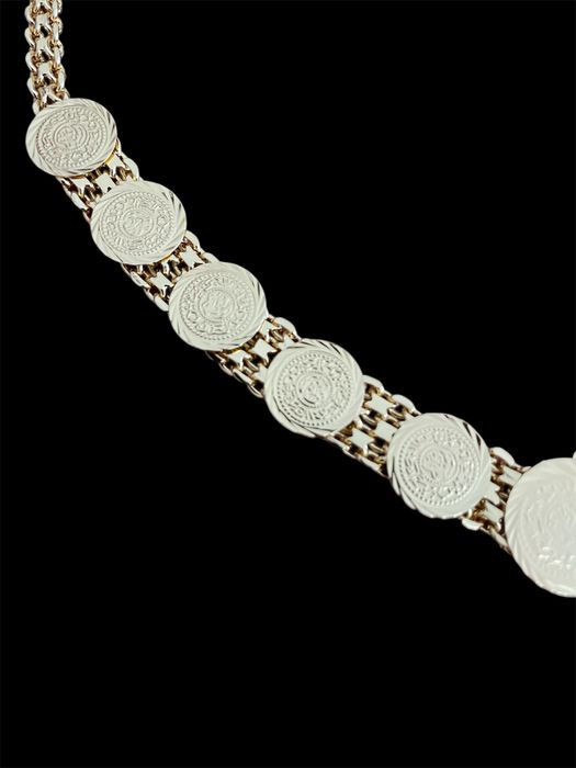 Conjunto de joias dourado com medalhas