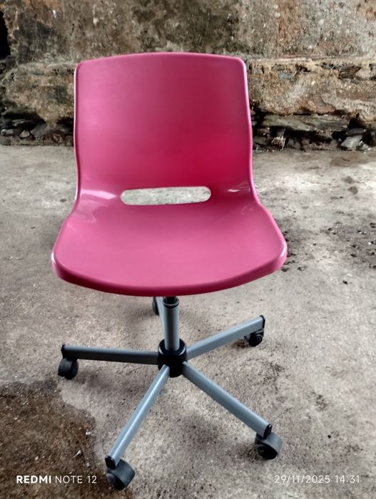 Vendo esta cadeira muito bonita. Está como nova.