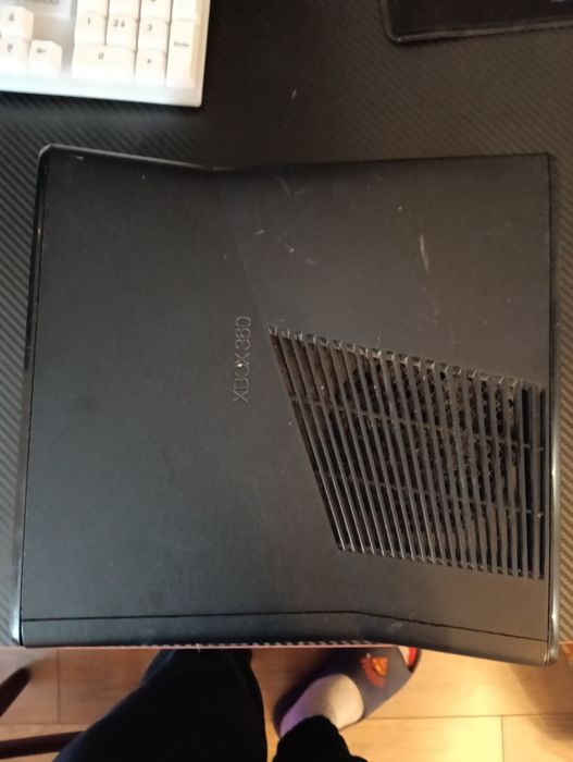 Xbox 360 slim + kompletne okablowanie + 1 pad