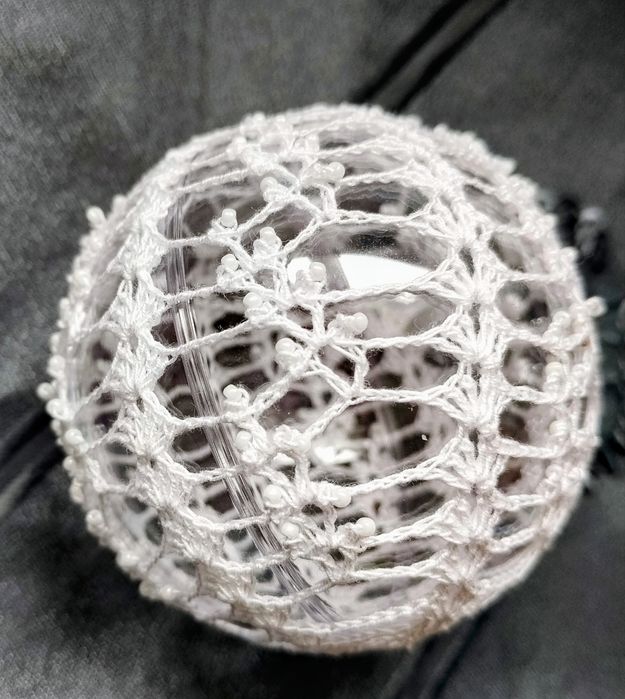 Bombki szydełkowe z drobnymi koralikami