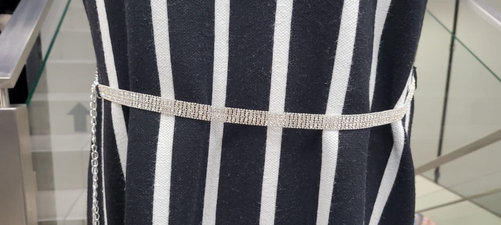 Bezrękawnik w czarno białe paski