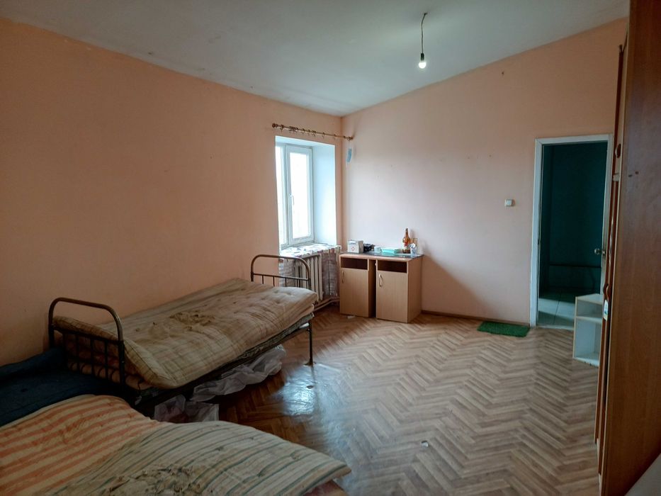 Продаю 5 комнатную квартиру в центре пгт Таирово.