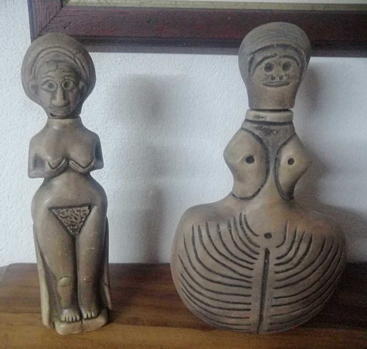 2 Antigas garrafas em cerâmica com forma feminina (origem Tunisina)