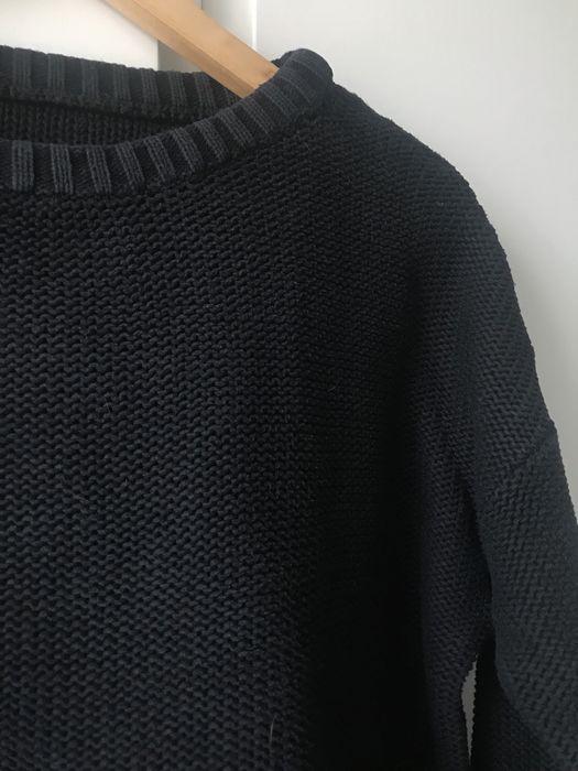 Czarny sweter.