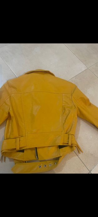 Casaca de pele amarelo