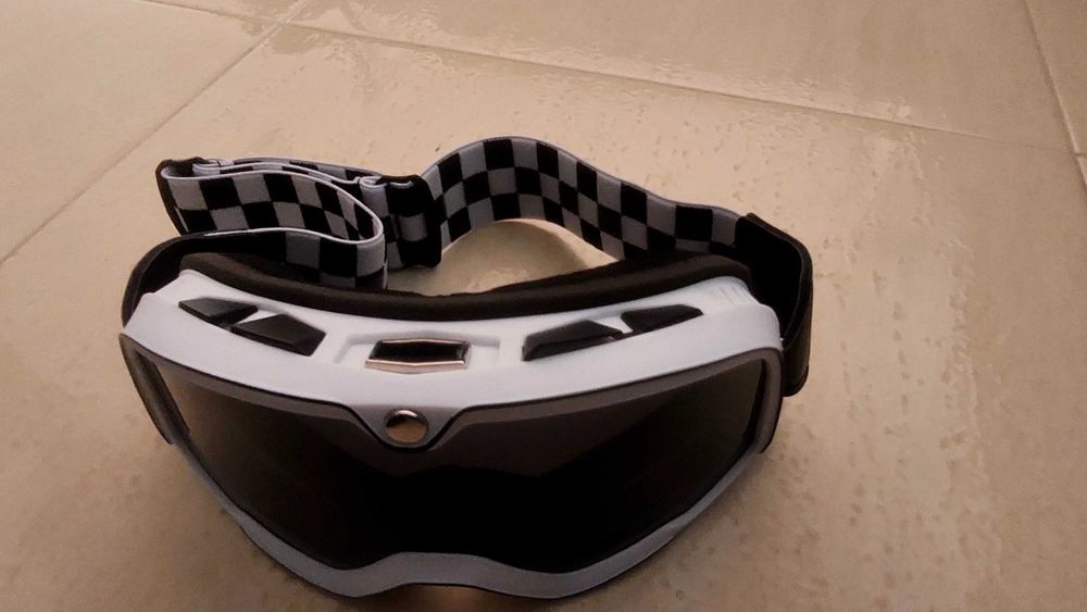 Vendo óculos motard várias cores disponíveis.