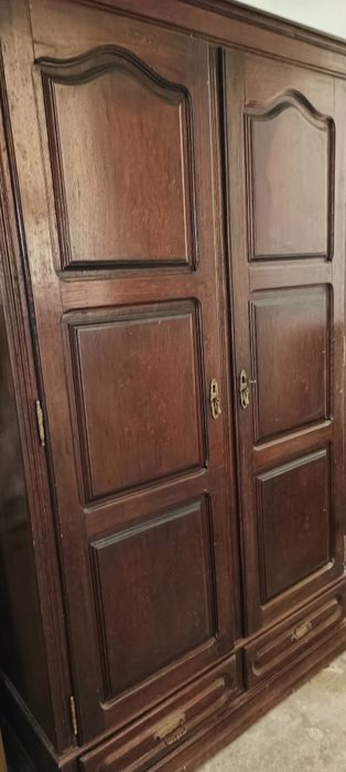Roupeiro com duas portas e duas gavetas