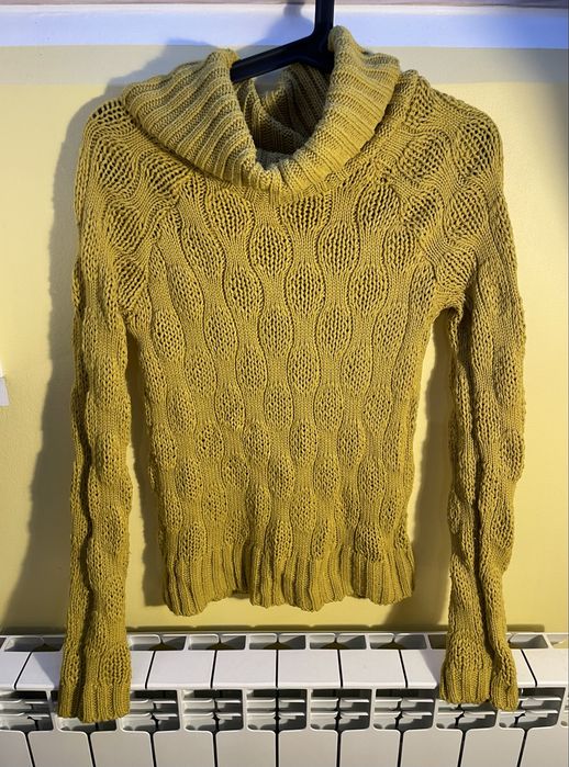Sweter z golfem musztardowy