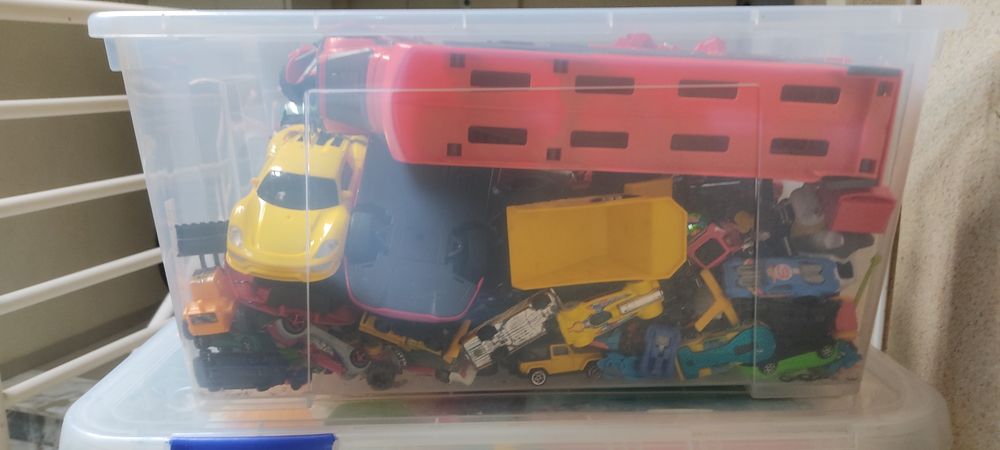 Caixa de carros hotwheels e outros
