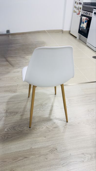 Cadeiras pvc novas branco e cor madeira