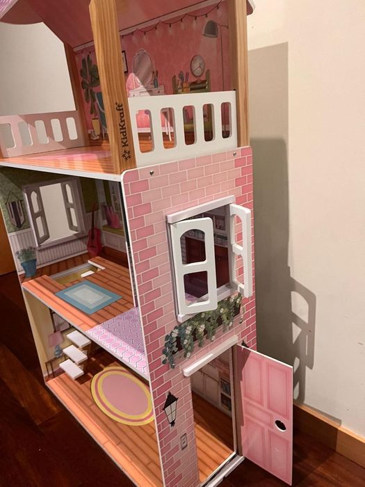 Casa de bonecas como nova, com cerca de 1.20metros.