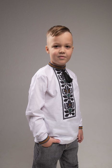 Вишиванка на хлопчика з чорною вишивкою