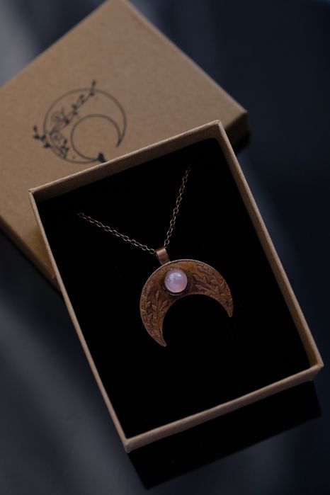 Naszyjnik z dużą lunulą z różowym kwarcem, Anna Blackie Jewelry