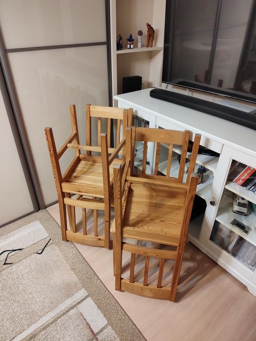 4 drewniane krzesła + 3 beżowe poduszki Ikea gratis
