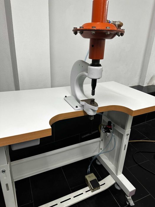 Maquina de vazar e apertar aplicações