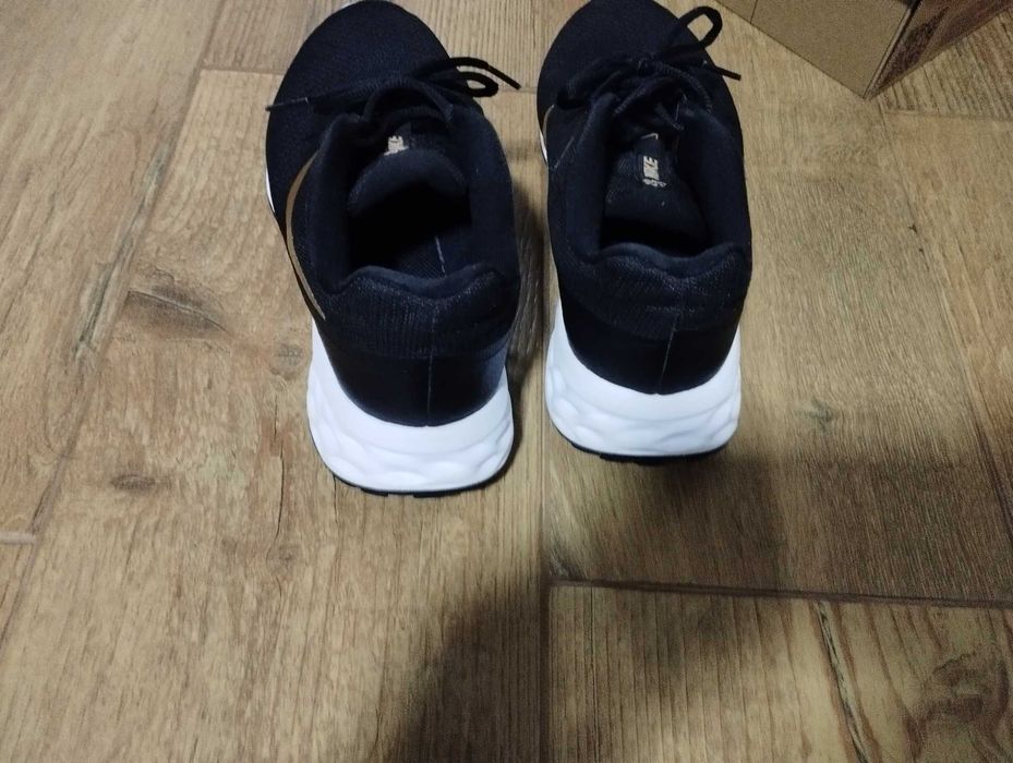 Sapatilhas Nike Revolution 6 Pretas c/ Dourado 42