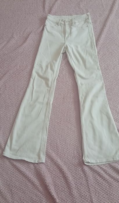 Jasnoszare jeansy flare damskie