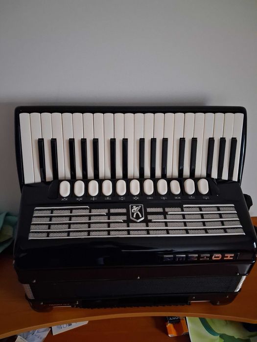 Acordeão Hohner IV P Favorit