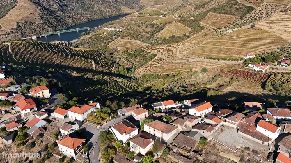Moradia em pedra com vista para o rio Douro em Vale da Figueira - São