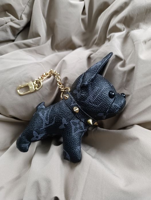 Брелок /підвіска-шарм бульдог для сумки в стилі Louis Vuitton