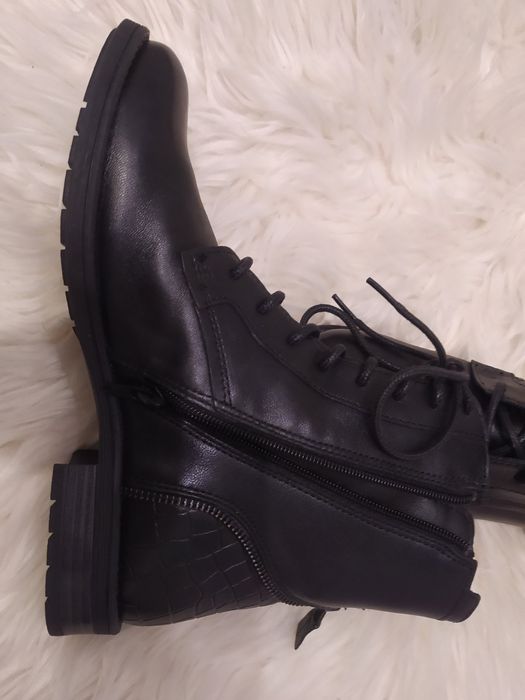 Черевики фірми Bugatti.