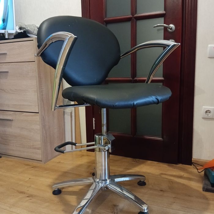 Продам кресло парикмахерское на гидравлике