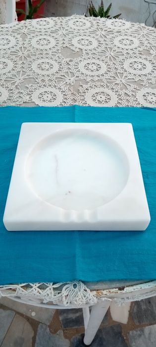 Cinzeiro em mármore branco polido