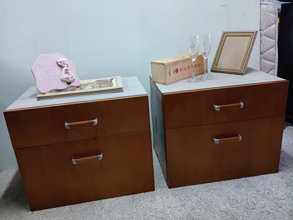 Par de mesinhas de cabeceira / camiseiro, medidas:60/42cm/50cm altura.