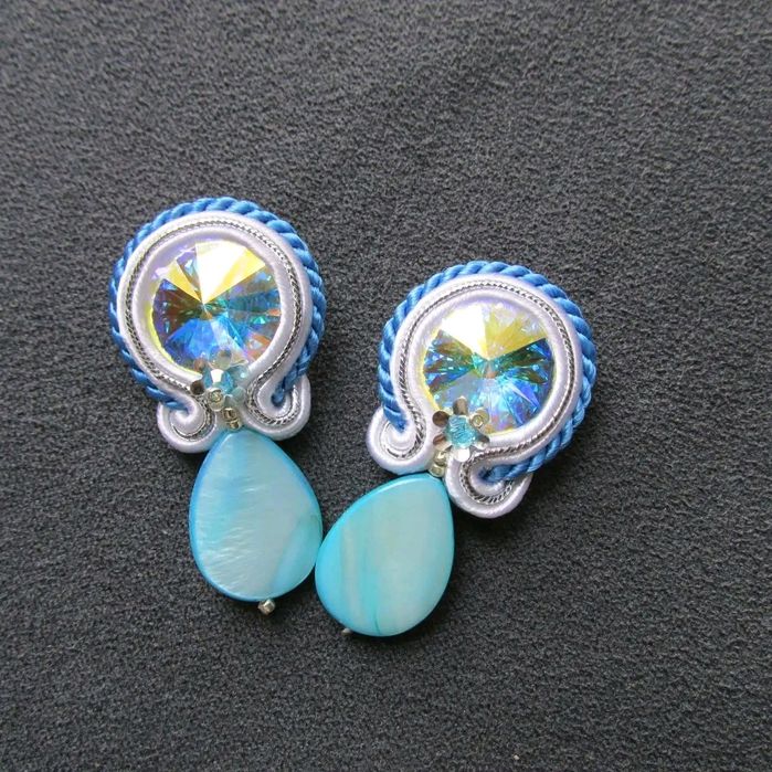 Komplet biżuterii z sutaszu wisior boho i kolczyki chwosty