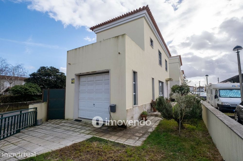 Moradia T3 mobilada e equipada, com garagem e jardim, na Mealhada
