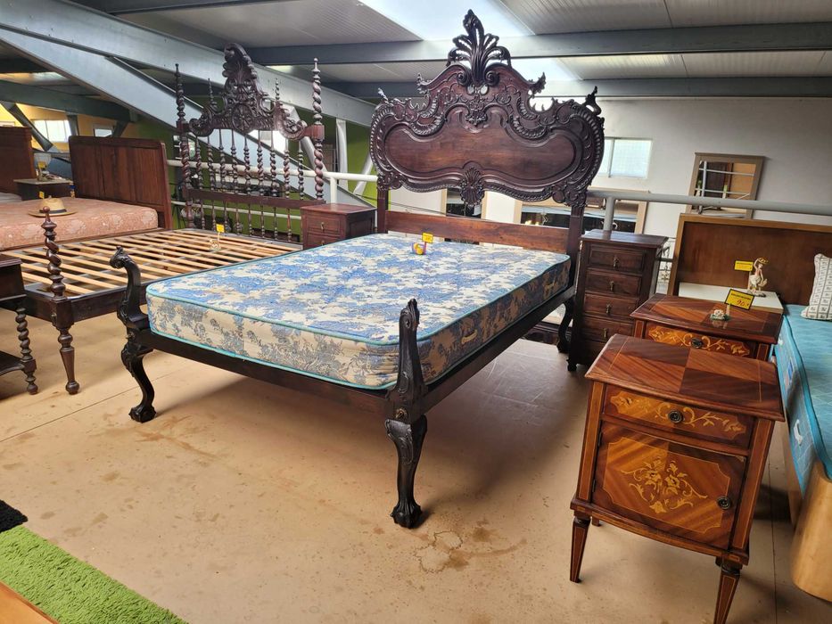 Cama antiga com estrado e colchão - Muito bom estado geral