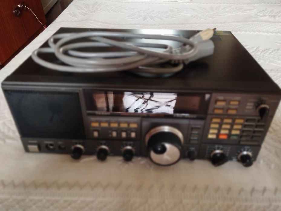 Rádio receptor FRG-8800, com manual em inglês.