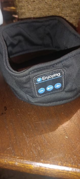 Opaska z wbudowanymi słuchawkami bluetooth.