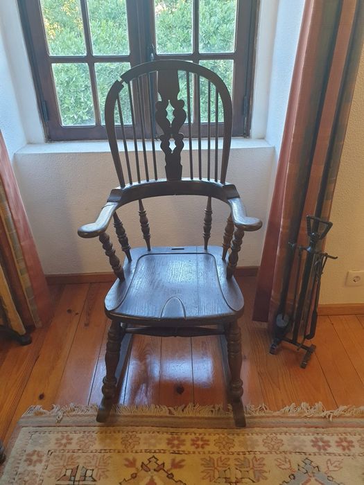 “Cadeira Windsor Antiga (Para Recuperação) – 50€”.
