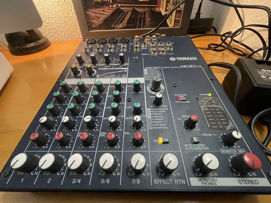 Mesa de Mistura Yamaha MG82CX com efeitos